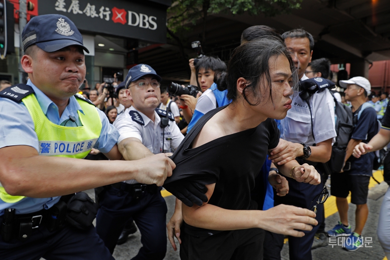 송환법 반대 시위 현장에서 경찰에 의해 끌려가는 시위 참가자 ⓒAP/뉴시스<br>