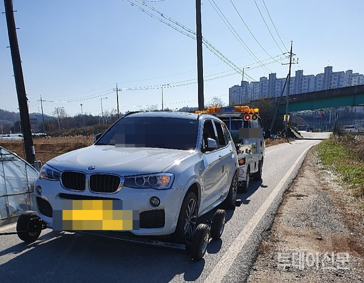 시동꺼짐 이후 견인 중인 BMW X3 차량 ⓒ피해 차주 김모씨 제공