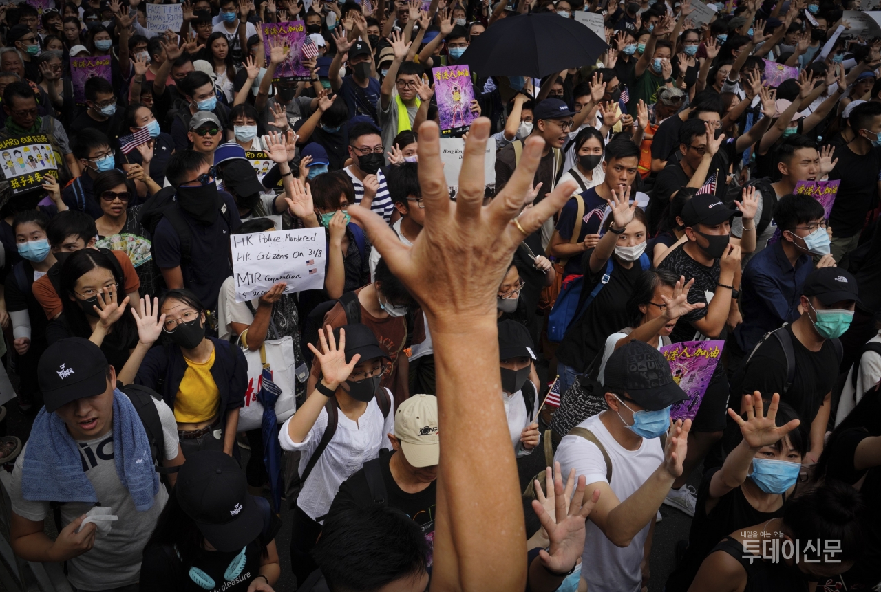 5대 요구사항 수용을 촉구하는 홍콩 시민들 ⓒAP/뉴시스