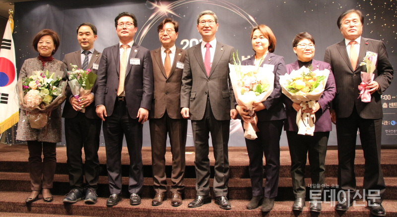 지난 12일 오후 서울 여의도 켄싱턴호텔에서 열린 ‘2019 인터넷신문인의 밤’에서 ‘20대 국회의원 의정대상’을 수상한 수상자들이 협회 관계자들과 기념촬영을 하고 있다. 왼쪽부터 더불어민주당 진선미, 바른미래당 채이배, 최정식 i-어워드위원장, 이근영 한국인터넷신문협회장, 자유한국당 김학용, 송희경, 임이자, 이진복 의원 ⓒ투데이신문