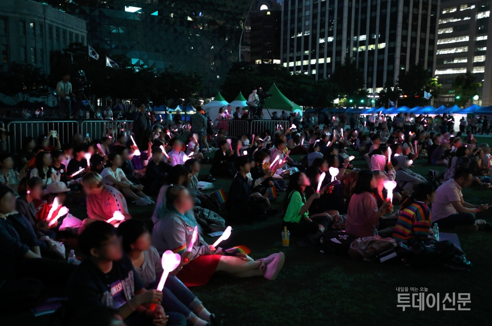 지난 5월 31일 서울 중구 서울광장에서 열린 서울핑크닷 참가자들이 분홍 불빛을 들고 공연을 관람하고 있다. ⓒ뉴시스