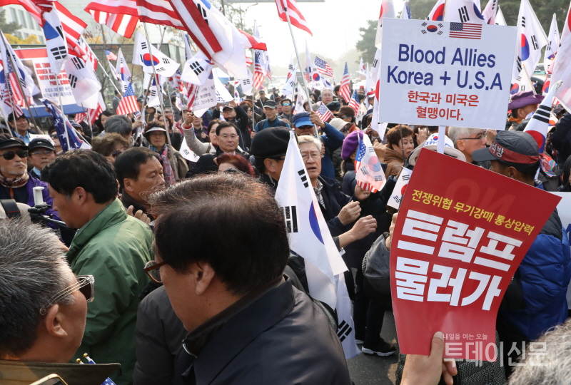 지난 2017년 11월 8일 서울 여의도 국민은행 앞 대로에서 도널드 트럼프 미국 대통령 찬반 집회 참가자들이 충돌하고 있다. ⓒ뉴시스