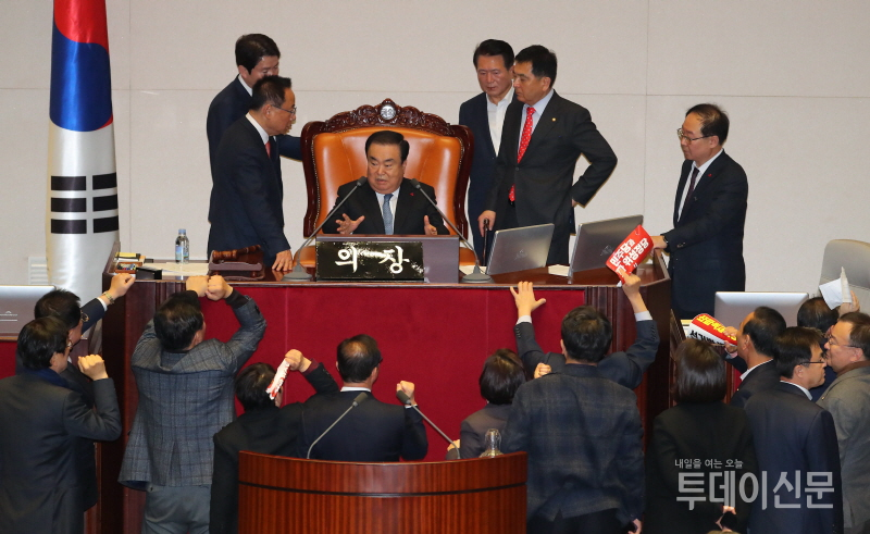 자유한국당 의원들이 지난 23일 서울 여의도 국회에서 열린 본회의에서 선거법 개정안 상정에 항의하고 있다. ⓒ뉴시스