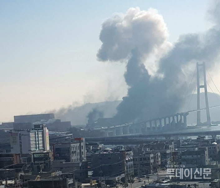 지난 24일 오후 1시 14분경 폭발사고가 발생한 전남 광양제철소 내 한 공장에서 연기가 솟아오르고 있다. ⓒ뉴시스