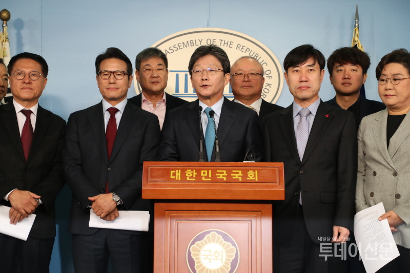 새로운보수당 유승민(가운데) 인재영입위원장이 3일 서울 여의도 국회에서 바른미래당 탈당 기자회견을 하고 있다. ⓒ뉴시스