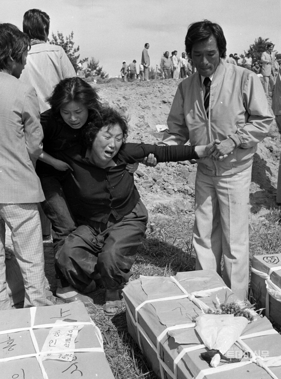 5·18민주화운동 과정에서 광주 금남로에서 계엄군의 총을 맞고 사망한 김완봉(당시 15세) 군의 관과 오열하는 어머니 ⓒ뉴시스