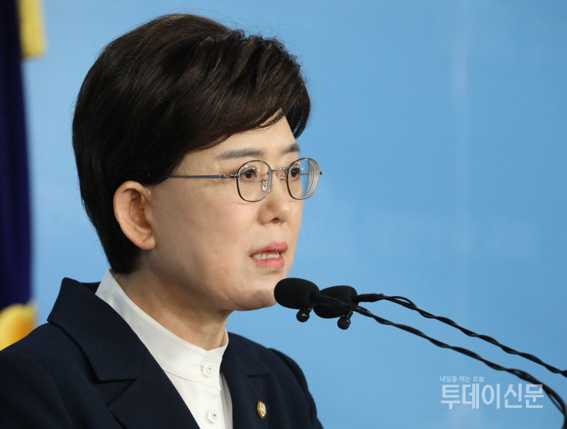 자유한국당 최연혜 의원이 6일 서울 여의도 국회에서 기자회견을 열고 총선 불출마를 선언하고 있다. ⓒ뉴시스