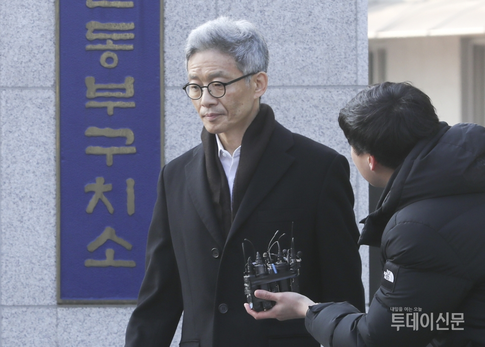 대법원의 직권 보석 결정으로 석방된 안태근 전 검사장이 9일 서울 송파구 서울동부구치소를 나서고 있다. ⓒ뉴시스