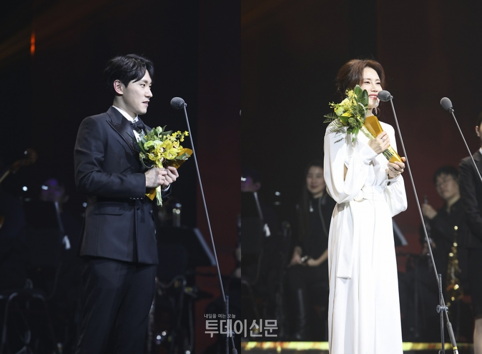 남우주연상을 수상한 조형균(좌)과 여우주연상을 수상한 김선영