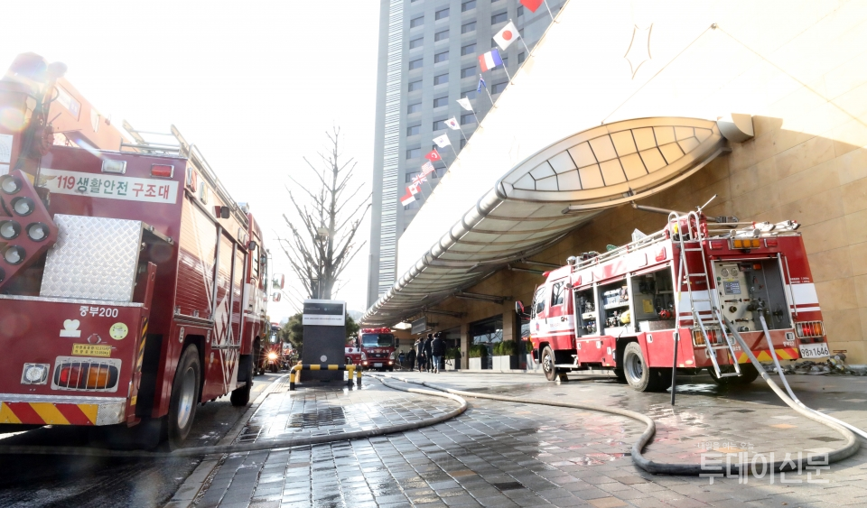 26일 새벽 서울 중구 장충동 그랜드앰배서더 호텔 지하에서 원인을 알 수 없는 화재가 발생했다 ⓒ뉴시스