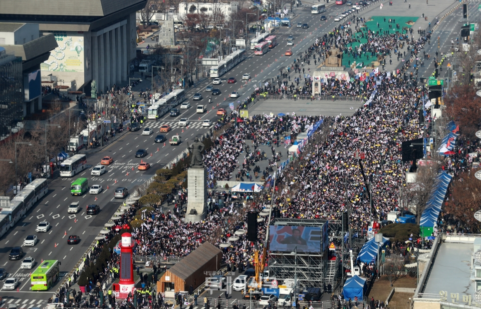 지난달 11일 오후 서울 종로구 광화문 광장에서 범국민투쟁본부 주최 대한민국 바로세우기 국민대회가 진행되고 있다 ⓒ뉴시스