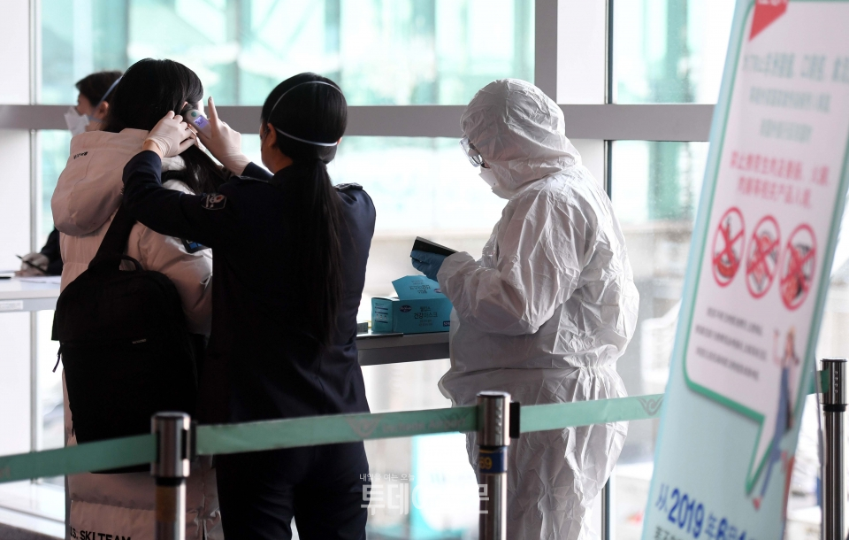 신종 코로나바이러스 감염증 공포가 확산하는 가운데 지난달 29일 인천국제공항 제1터미널 입국장에서 중국 텐진에서 입국하는 승객들이 검역을 받고 있다 ⓒ뉴시스