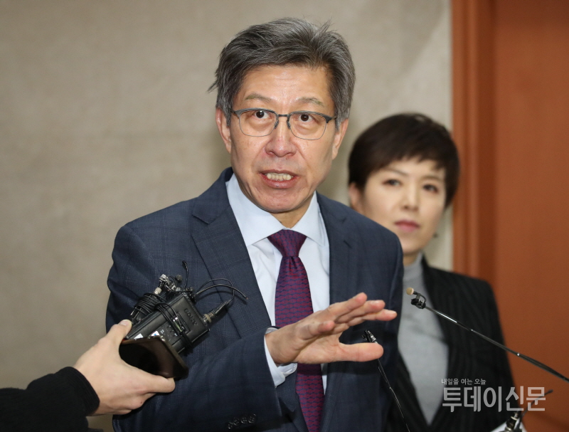박형준 혁신통합추진위원장이 6일 서울 여의도 국회에서 기자회견을 마친 뒤 취재진의 질문에 답하고 있다. ⓒ뉴시스