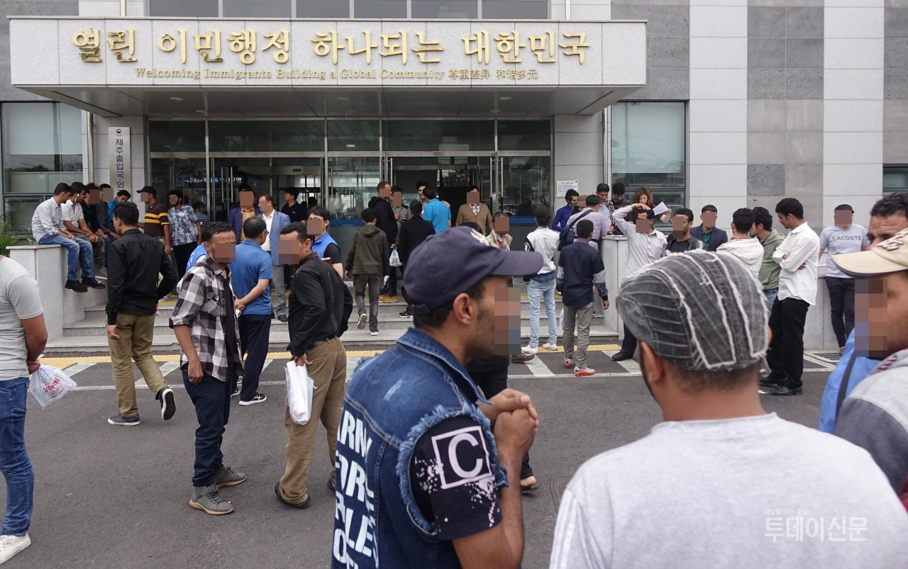 지난 2018년 6월 제주출입국·외국인청에서 열린 취업설명회에 참여하기 위해 순서를 기다리는 예멘 난민들 ⓒ뉴시스