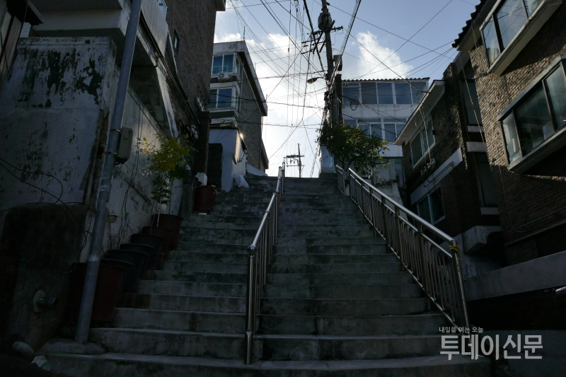 영화 ‘기생충’ 촬영지 탐방코스 모습. 서울 마포구에 위치한 기택 동네 계단 ⓒ서울시 제공