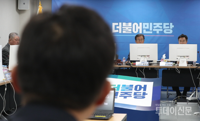 더불어민주당 원혜영 공천관리위원장과 공관위원들이 지난 9일 서울 여의도 당사에서 21대 총선 후보자 면접을 실시하고 있다. ⓒ뉴시스