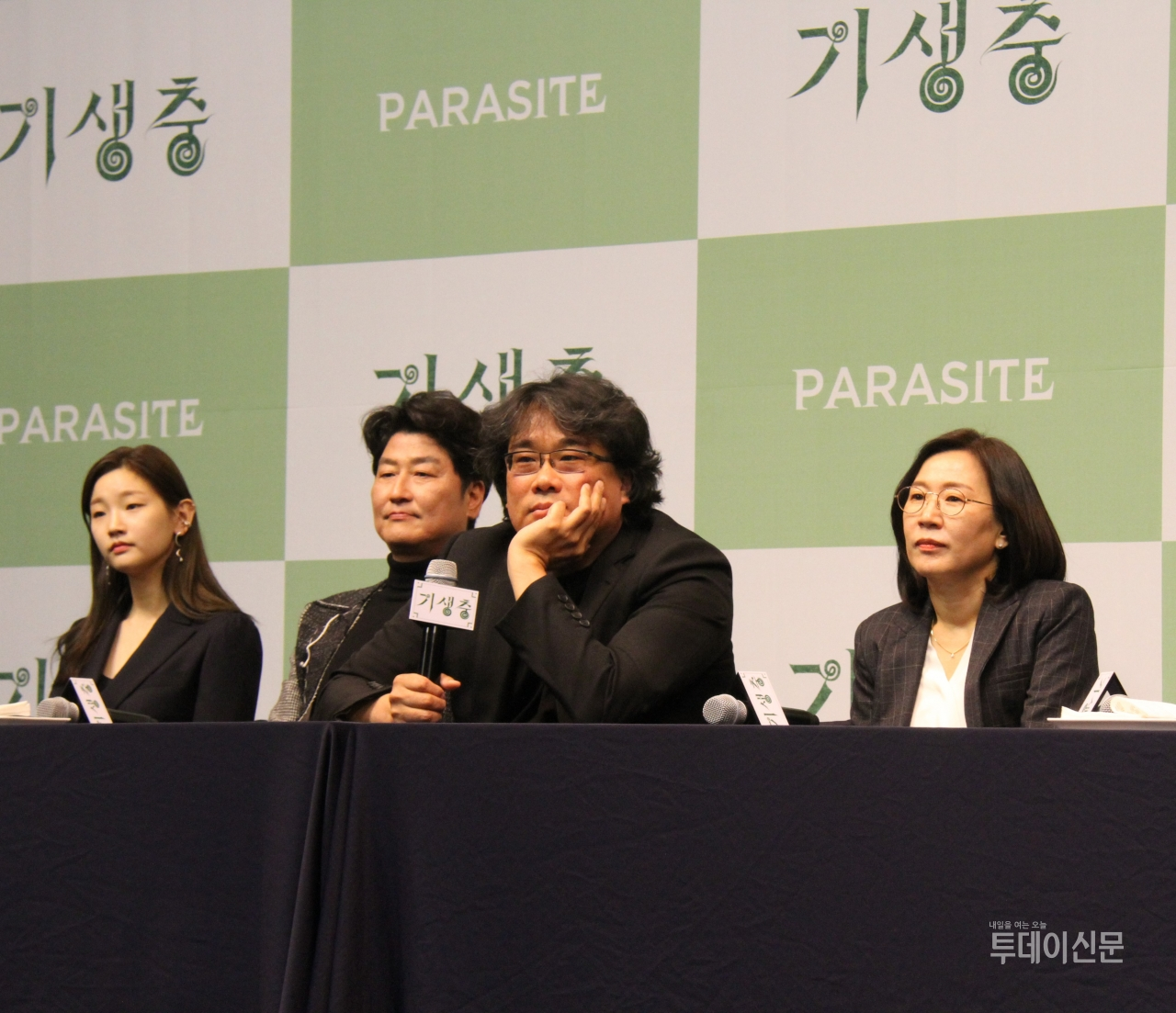 (왼쪽부터) 배우 박소담, 배우 송강호, 봉준호 감독, 곽신애 대표 ⓒ투데이신문