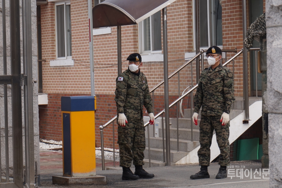 지난 21일 충북 증평군 모 부대 정문 초소에 군인들이 마스크를 착용한 채 경비를 서고 있다. ⓒ뉴시스
