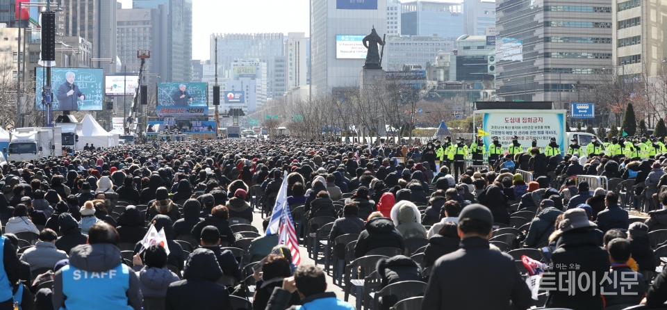 코로나 19가 전국적으로 확산하는 가운데 23일 감염병예방법상 집회가 금지된 서울 광화문광장에서 전광훈 목사가 이끄는 문재인하야범국민투쟁본부 회원들이 집회를 하고 있다. ⓒ뉴시스