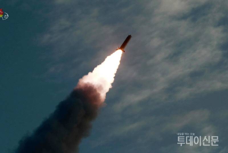 조선중앙TV는 지난해 9월 11일, 북한 김정은 국무위원장이 전날 초대형방사포시험사격을 현지지도했다고 보도했다. ⓒ뉴시스/조선중앙TV 캡처