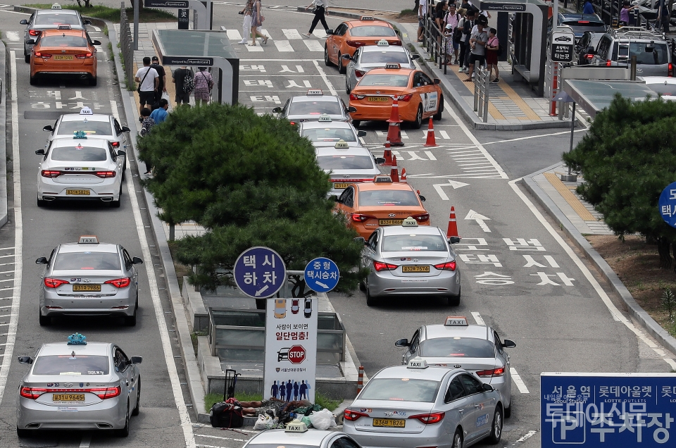 택시들이 지난해 8월 8일 서울 용산구 서울역 택시승강장에서 승객을 태우기 위해 줄지어 있다. ⓒ뉴시스