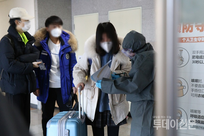 충북대학교 중국인 유학생들이 지난 11일 코로나바이러스감염증-19(코로나19) 확산에 따라 2주간 기숙사 격리 생활을 한 뒤 퇴소하고 있다. 사진제공 = 충북대