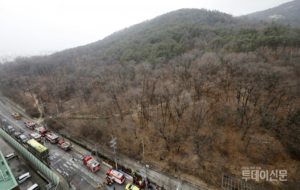 소방당국이 19일 오전 3시 27분께 산불이 발생한 서울 노원구 상계동 수락산에서 1차 진화를 마친 후 잔불을 정리하고 있다. ⓒ뉴시스