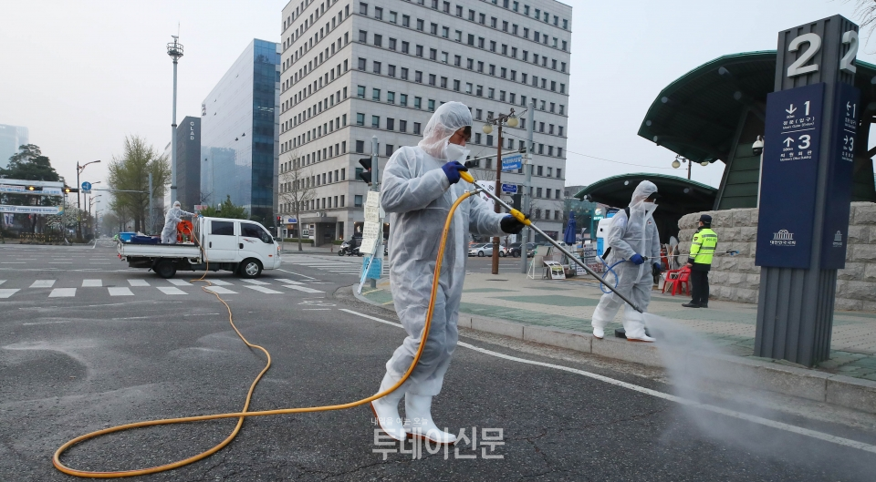 지난 4일 서울 여의도 국회 앞 도로에서 코로나19 관련 방역을 펼치고 있는 영등포구청 방역요원들 ⓒ뉴시스