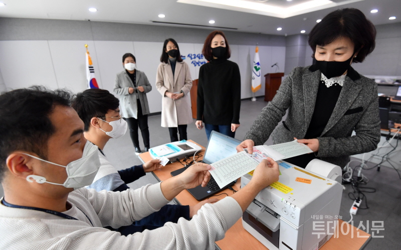 지난 3월 19일 부산 연제구청 대회의실에서 사전투표 모의시험을 진행하고 있다. ⓒ뉴시스