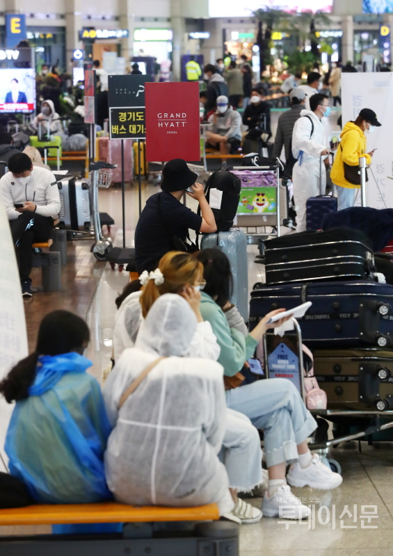모든 해외 입국자에 대해 2주간 자가격리 의무화가 시작된 지난 1일 인천국제공항 제1터미널 입국장에서 입국자들이 대기하고 있다. ⓒ뉴시스