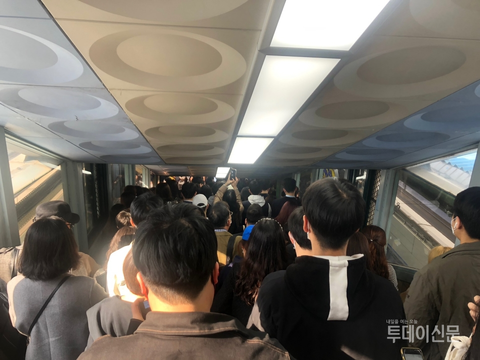 서울지하철 1호선 급행열차 탈선 사고로 급행열차 운행이 중단된 가운데 구로역 2번홈에서 시민들이 일반열차를 기다리고 있다. ⓒ투데이신문
