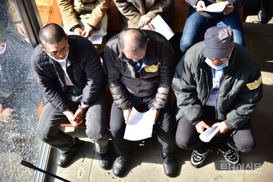 김동수씨(왼쪽)가 지난 2월 22일 ‘제주세월호 생존자와 그들을 지지하는 모임’ 창립총회에 참석하고 있다. 사진제공 = 김동수씨
