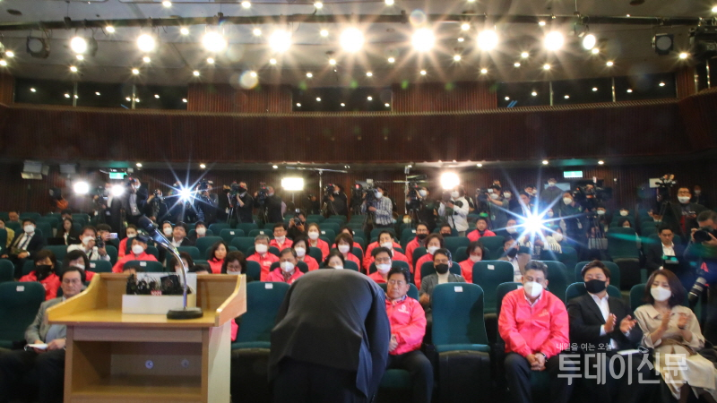미래통합당 황교안 대표가 21대 총선이 치러진 15일 오후 서울 여의도 국회도서관 강당에 마련된 당 개표 상황실에서 사퇴 기자회견을 열고 고개를 숙이고 있다. ⓒ뉴시스