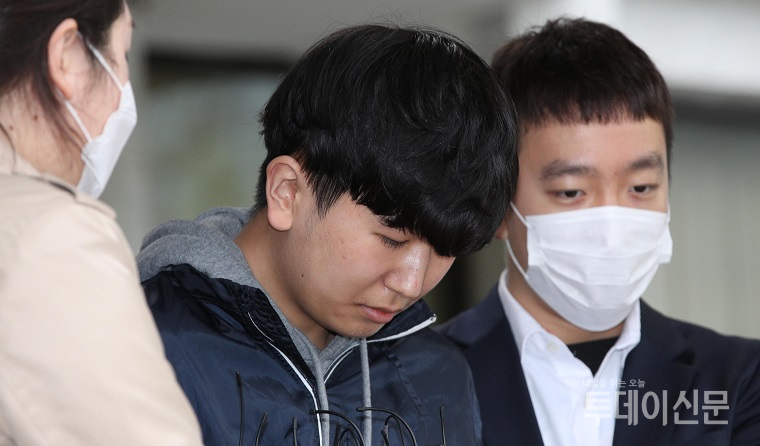 ‘부따’ 강훈이 17일 종로경찰서에서 검찰에 송치되고 있다. ⓒ뉴시스