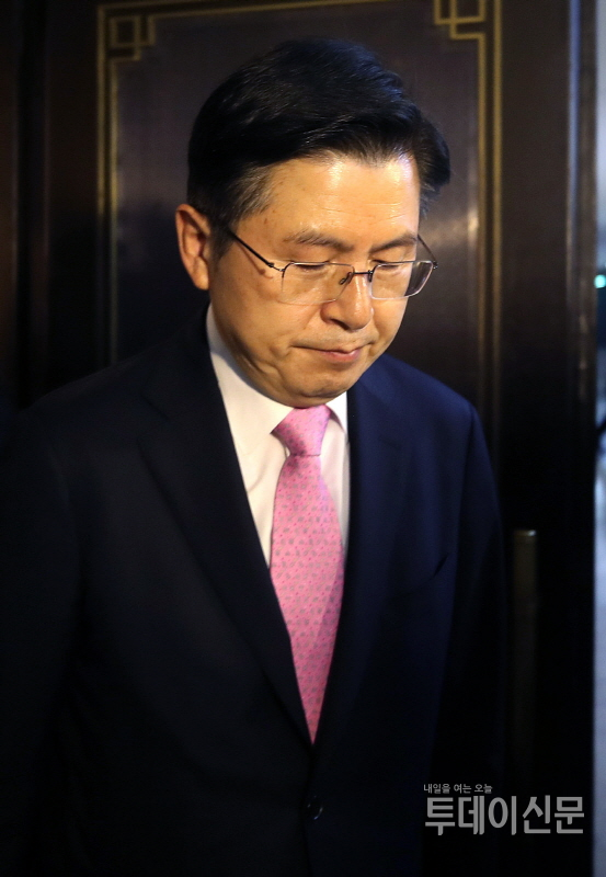 미래통합당 황교안 대표가 지난 15일 오후 서울 여의도 국회도서관에 마련된 당 선거상황실에서 사퇴 입장을 밝힌 후 자리를 나서고 있다. ⓒ뉴시스