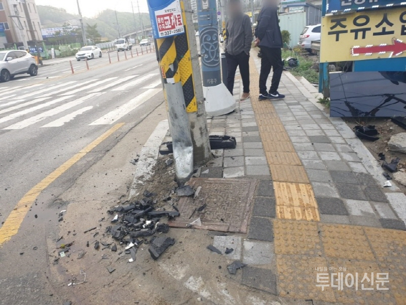 지난 17일 오후 4시 52분경 경기 용인시 기흥구 상하동 고인돌마을 사거리에서 발생한 충돌사고 현장 모습 ⓒ뉴시스
