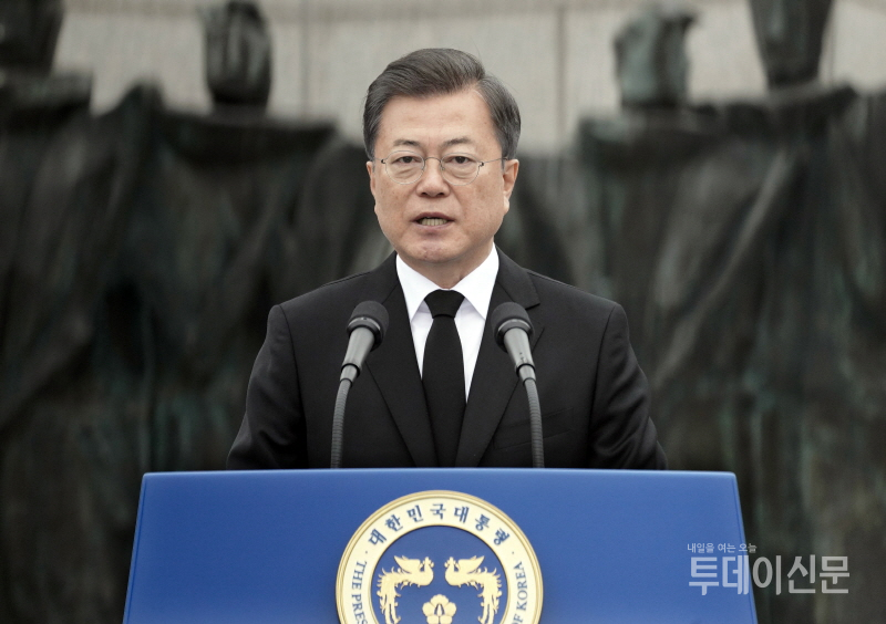 문재인 대통령이 지난 19일 서울 강북구 국립4.19민주묘지에서 열린 제60주년 4.19혁명 기념식에서 기념사를 전하고 있다. ⓒ뉴시스