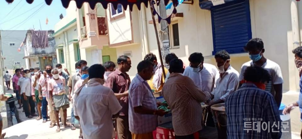 14일 인도 비사카파트남에서 LG폴리머스 현지 지원단이 피해 지역 주민에게 음식을 제공하고 있다.ⓒLG화학