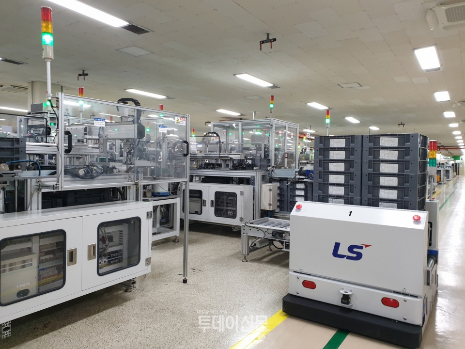 LS ELECTRIC 청주 스마트공장에서 무인운반차(AGV)가 생산된 전자접촉기 완제품을 실어 나르고 있다 ⓒLS전선
