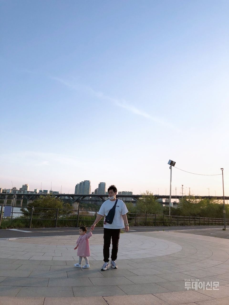 정의현씨가 딸 루아양과 함께 산책을 하고 있다. 사진제공 = 정의현씨