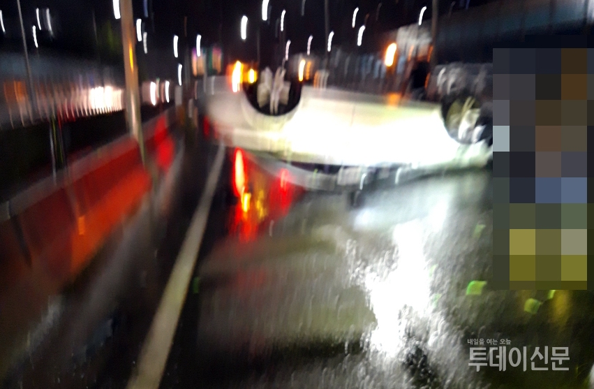 망미램프 인근에서 택시가 빗길에 미끄러지며 전복된 상황.ⓒ뉴시스(부산경찰청)