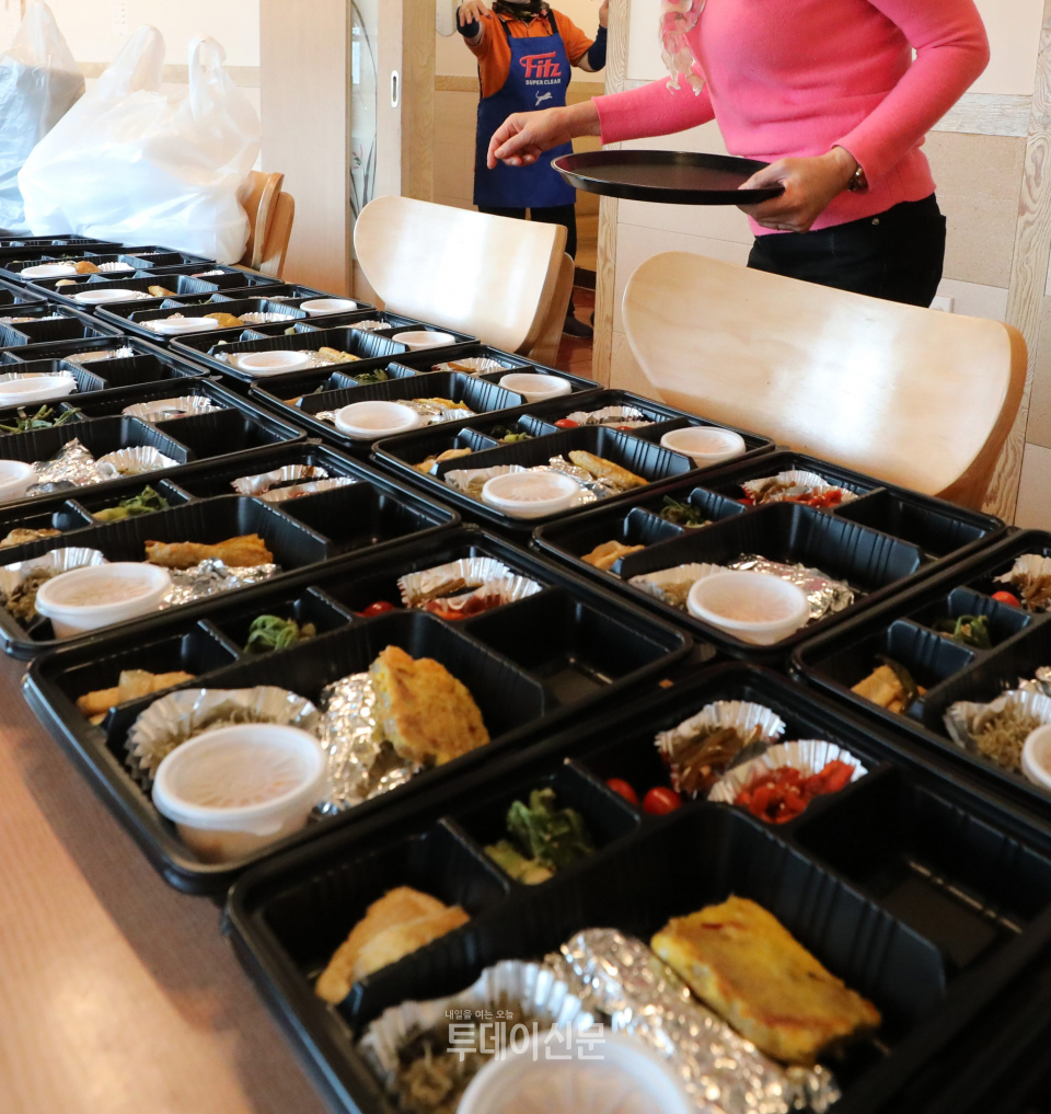지난 3월 25일 정부세종청사 인근 식당에서 직원들이 주문받은 도시락을 준비하는 모습 ⓒ뉴시스