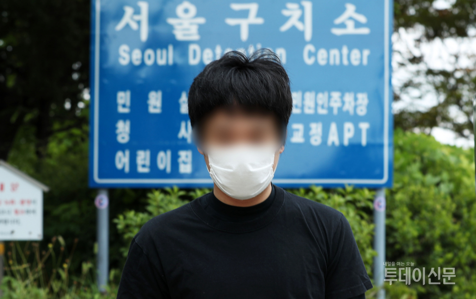 세계 최대 아동·청소년 성착취물 공유·거래 사이트 '웰컴투비디오' 운영자인 손정우 씨가 6일 법원의 미국 송환 불허 결정으로 석방돼 경기도 의왕시 서울구치소를 나서고 있다. ⓒ뉴시스