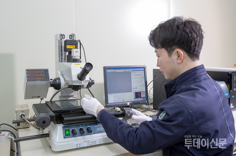 한전KPS 종합기술원 소속 직원이 공구현미경을 사용해 시험편의 길이를 측정하고 있다.ⓒ한전KPS