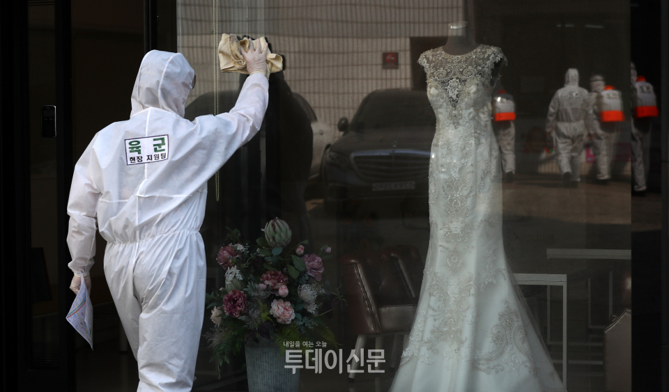 지난 3월 19일 대구 중구 웨딩거리에서 방역작업 중인 50사단 장병들의 모습 ⓒ뉴시스
