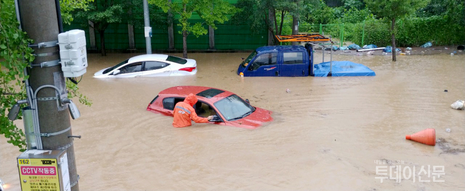 지난 8월 광주·전남에 시간당 최고 60㎜ 이상의 집중 호우가 쏟아져 광주의 한 소재지에서 주변 일대 차량이 빗물에 침수됐다. ⓒ뉴시스