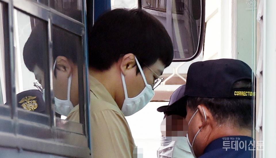 미성년자를 성폭행한 혐의로 구속기소된 전 유도 국가대표 선수 왕기춘이 지난 6월 26일 재판을 받기 위해 버스에서 내리고 있다. ⓒ뉴시스