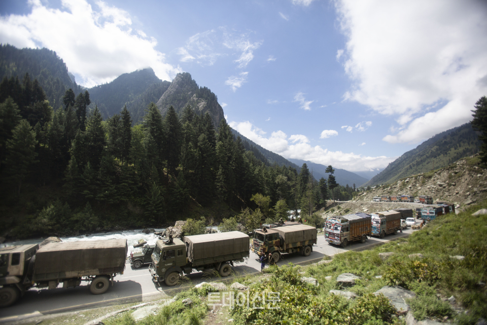 인도령 카슈미르주 스리나가르 북동쪽에 있는 가간기르의 고속도로에서 인도군 호송 차량이 이동중에 있다. ⓒAP/뉴시스