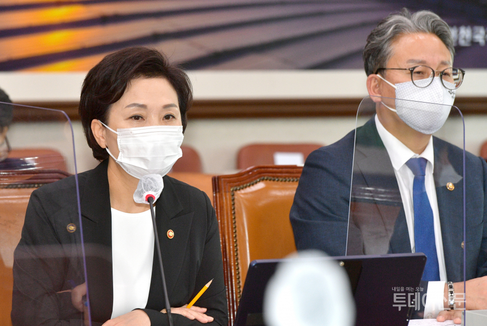 국토교통부 김현미  장관이 11일 오전 서울 여의도 국회에서 열린 국토교통위원회 전체회의에서 의원 질의에 답변하고 있다 ⓒ뉴시스