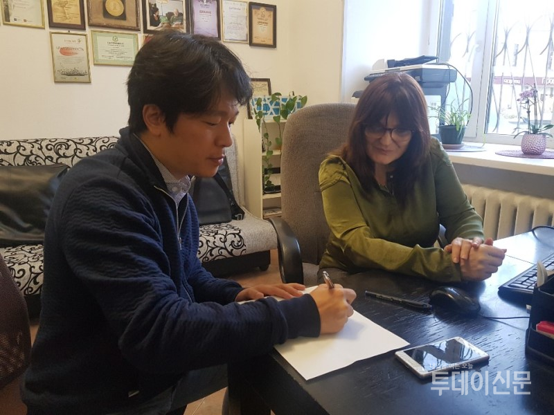 크리오아시아 최고기술책임자 김시윤 교수가 러시아 크리오러스 대표 발레리아에게 해동기술을 설명하는 모습 ⓒ크리오아시아